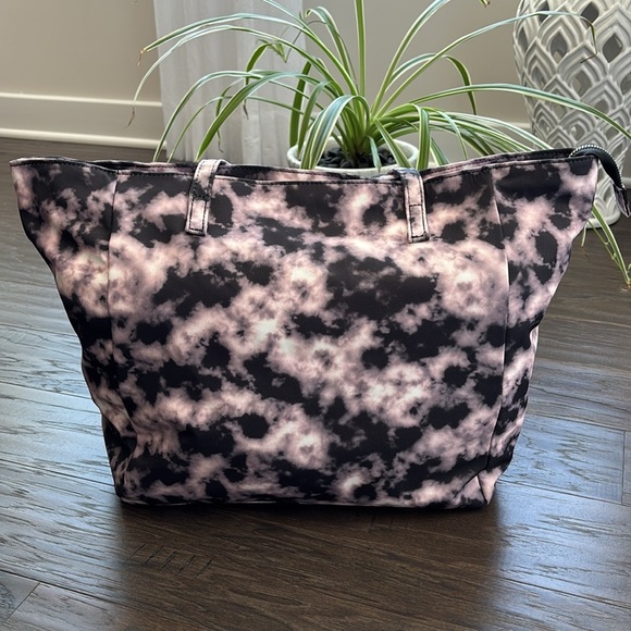 Olivia Miller Dylan,Large zip top tote w/wristlet bag,tie dye, multi-use,light - Picture 4 of 16